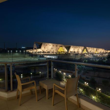 Steigenberger Pyramids Cairo Hotel Al Kawm al Akhdar Ngoại thất bức ảnh View of the airport from a hotel