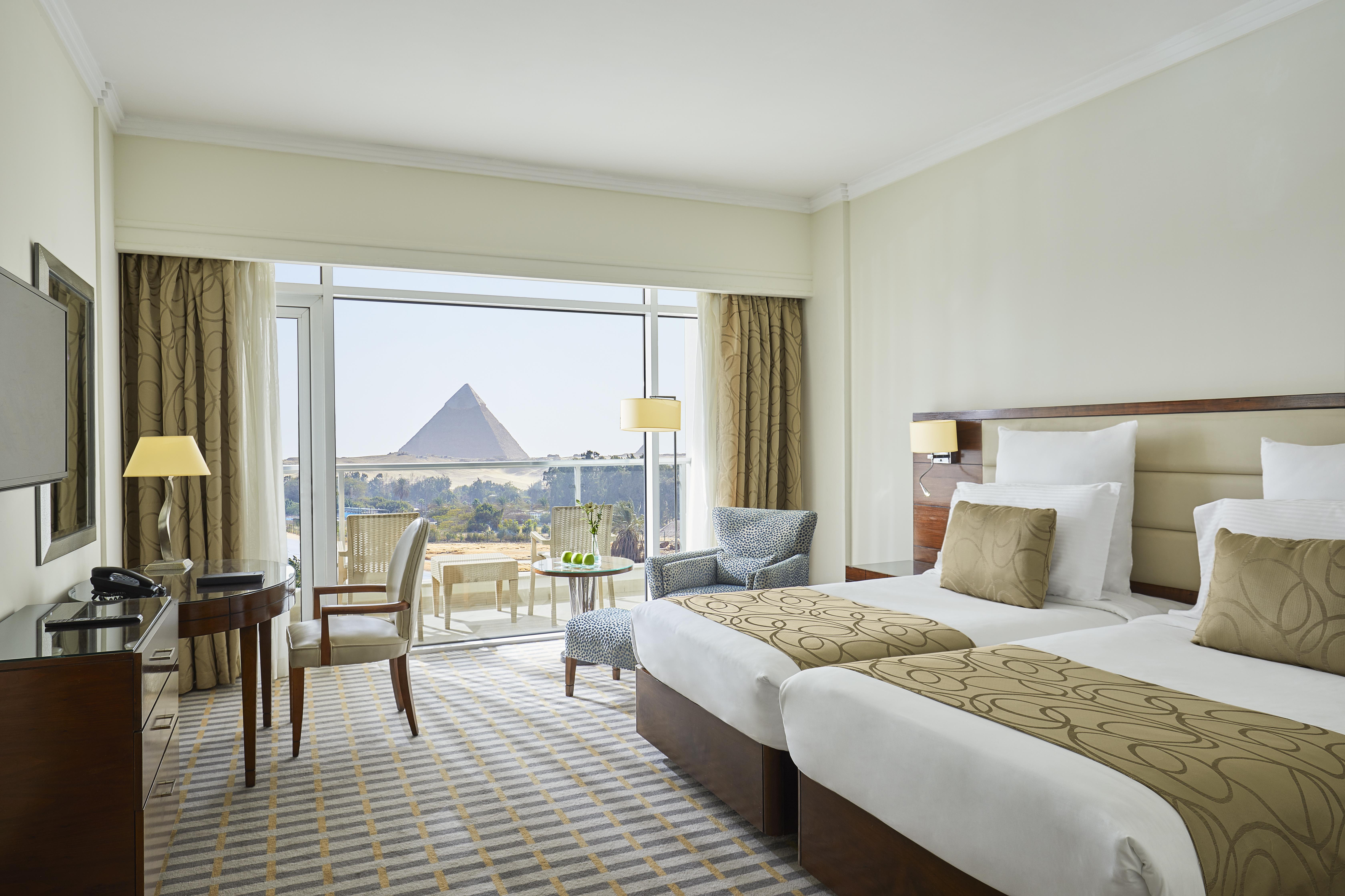 Steigenberger Pyramids Cairo Hotel Al Kawm al Akhdar Ngoại thất bức ảnh A room at the Grand Pyramids Hotel