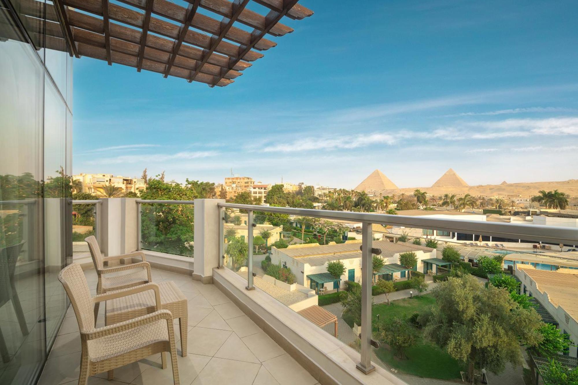Steigenberger Pyramids Cairo Hotel Al Kawm al Akhdar Ngoại thất bức ảnh View of the pyramids from the hotel