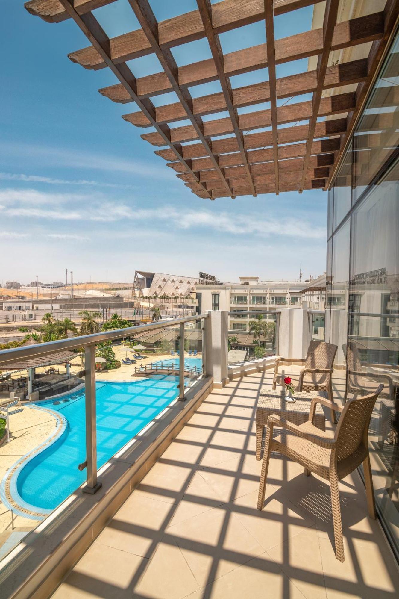 Steigenberger Pyramids Cairo Hotel Al Kawm al Akhdar Ngoại thất bức ảnh View from a balcony